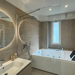 Casa Febo, In Centro Con Parcheggio Privato A 200 Mt Dal Mare , Bordighera Italia